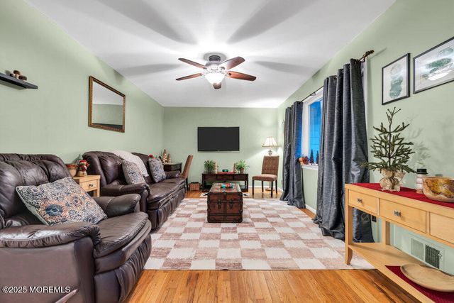 46 Bowline Street, Beachwood, NJ 08722