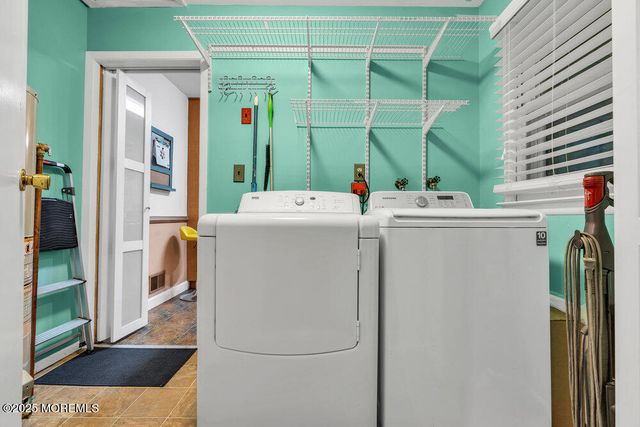 46 Bowline Street, Beachwood, NJ 08722