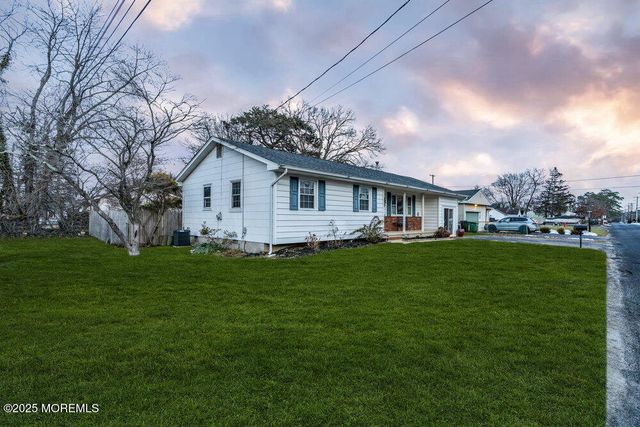 46 Bowline Street, Beachwood, NJ 08722