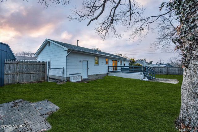 46 Bowline Street, Beachwood, NJ 08722