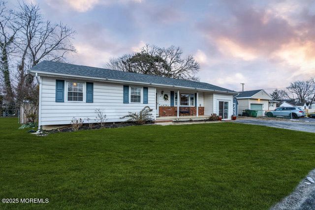 46 Bowline Street, Beachwood, NJ 08722