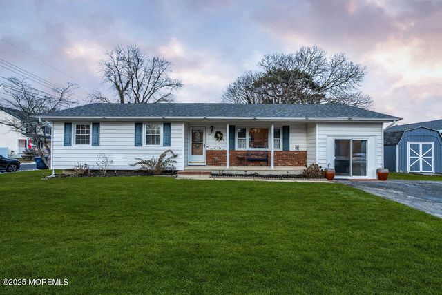 46 Bowline Street, Beachwood, NJ 08722