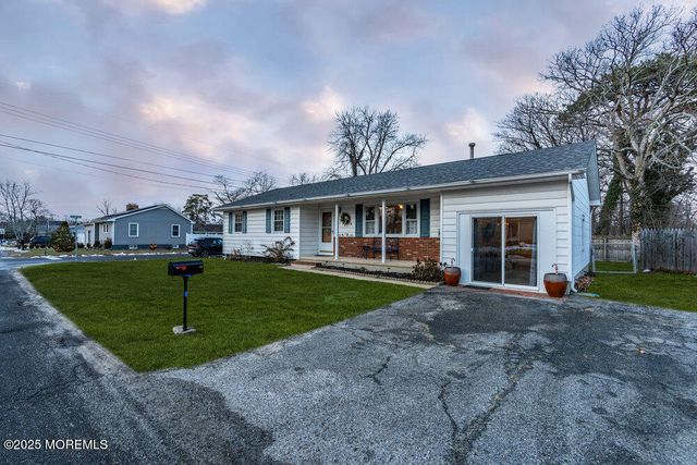 46 Bowline Street, Beachwood, NJ 08722