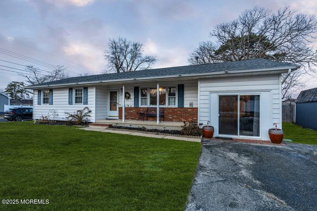 46 Bowline Street, Beachwood, NJ 08722