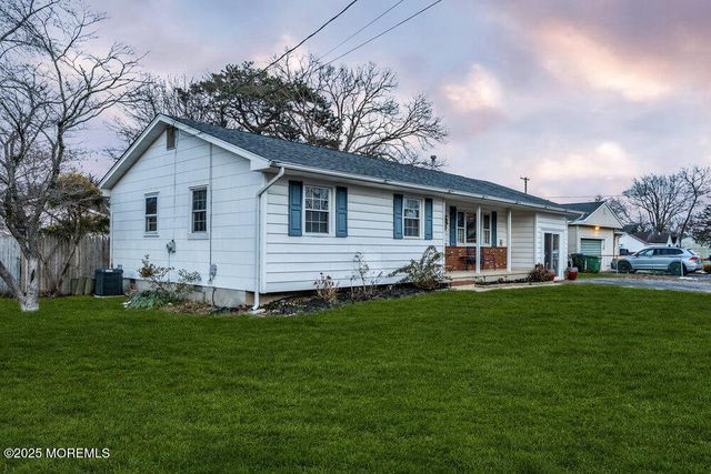 46 Bowline Street, Beachwood, NJ 08722