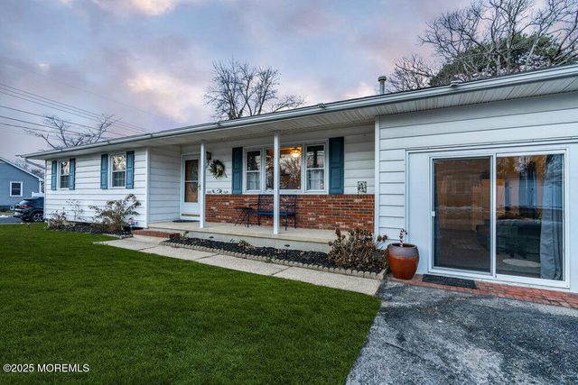 46 Bowline Street, Beachwood, NJ 08722