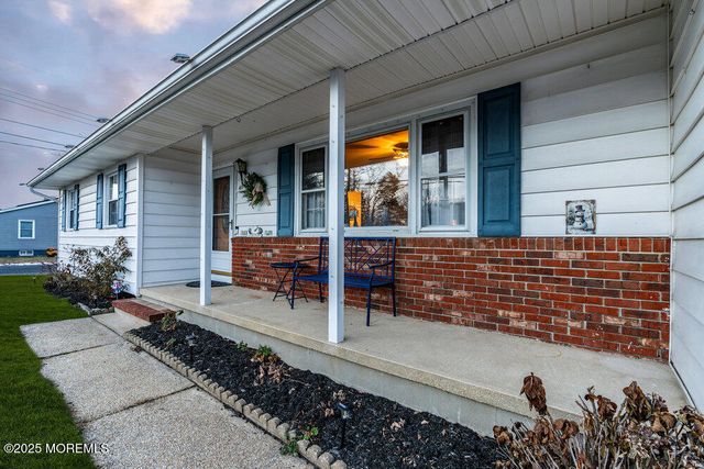 46 Bowline Street, Beachwood, NJ 08722