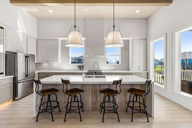 950 Sue Drive, Crystal Beach, TX 77650