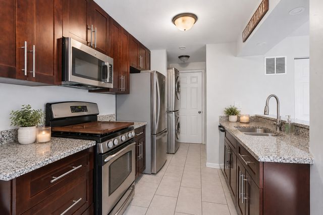8314 Portsmouth Drive 30, Darien, IL 60561