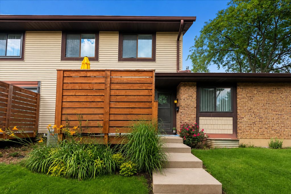 8314 Portsmouth Drive 30, Darien, IL 60561