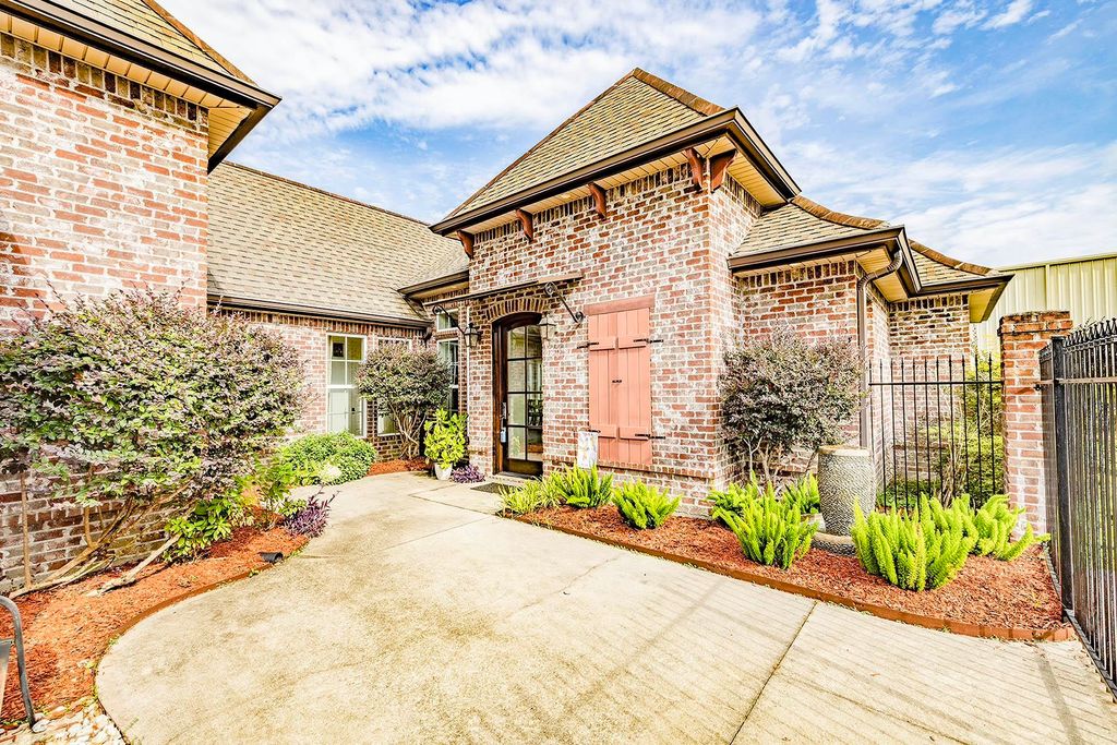 111 Gentle Oak Boulevard, Houma, LA 70395