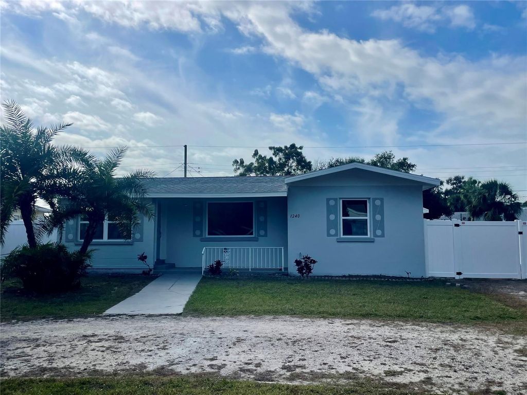 Image 1 of property listing at 1240 ESSEX DRIVE N, St Petersburg, FL 33710