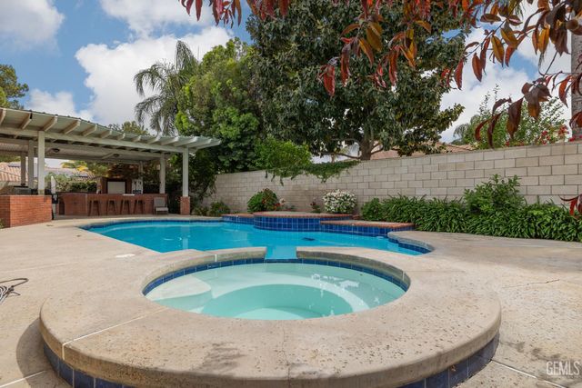 13801 Las Entradas, Bakersfield, CA 93314