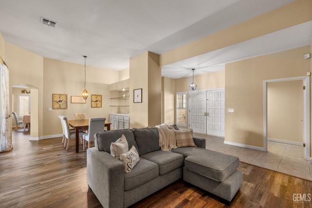 13801 Las Entradas, Bakersfield, CA 93314