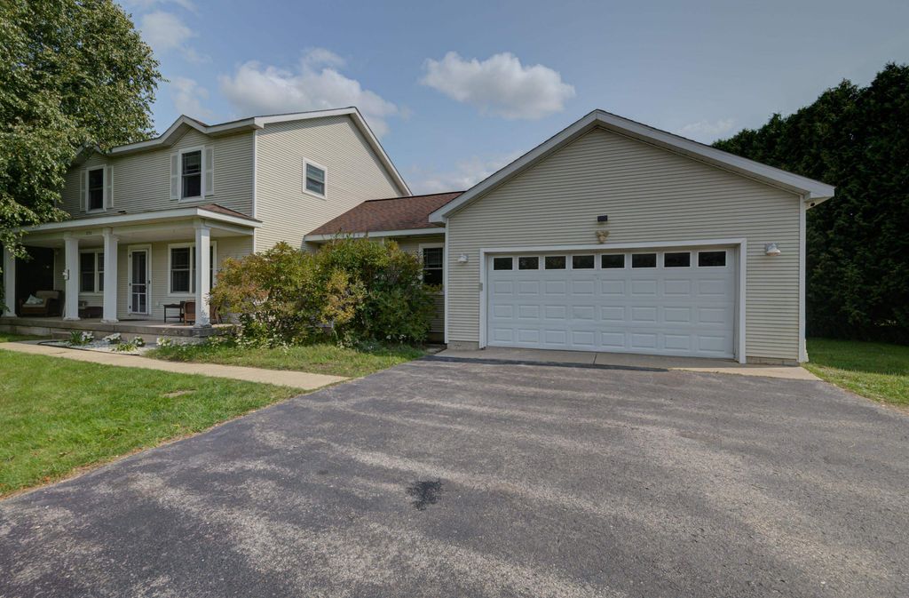834 Shamrock Lane, East Bay Twp, MI 49696