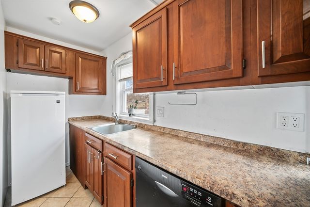 35 Sylvester St, Brockton, MA 02302