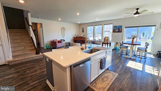 106 ASHBURN AVE, Manahawkin, NJ 08050