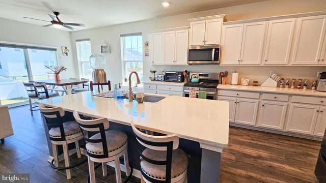106 ASHBURN AVE, Manahawkin, NJ 08050