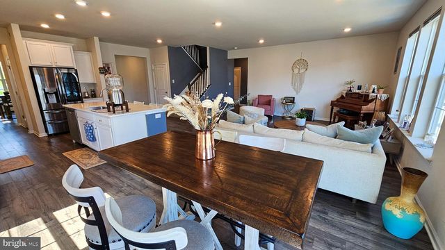 106 ASHBURN AVE, Manahawkin, NJ 08050