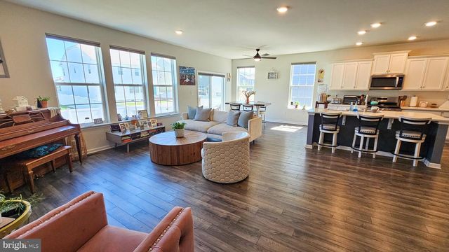 106 ASHBURN AVE, Manahawkin, NJ 08050