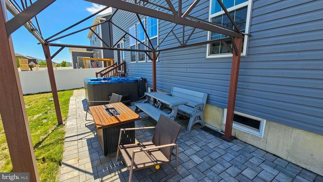 106 ASHBURN AVE, Manahawkin, NJ 08050