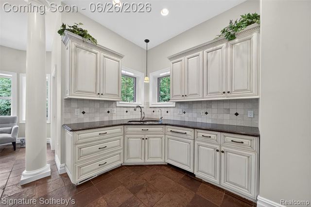 900 Hill Hollow Lane, Milford, MI 48381