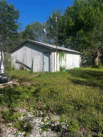 303 W Kiowa Avenue, Cleveland, OK 74020