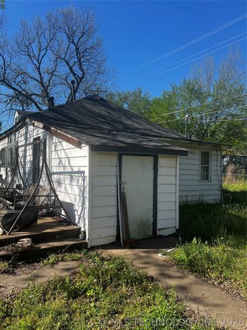 303 W Kiowa Avenue, Cleveland, OK 74020
