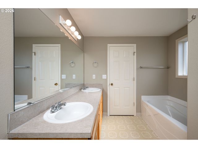 17302 Ne 2ND Loop, Vancouver, WA 98684