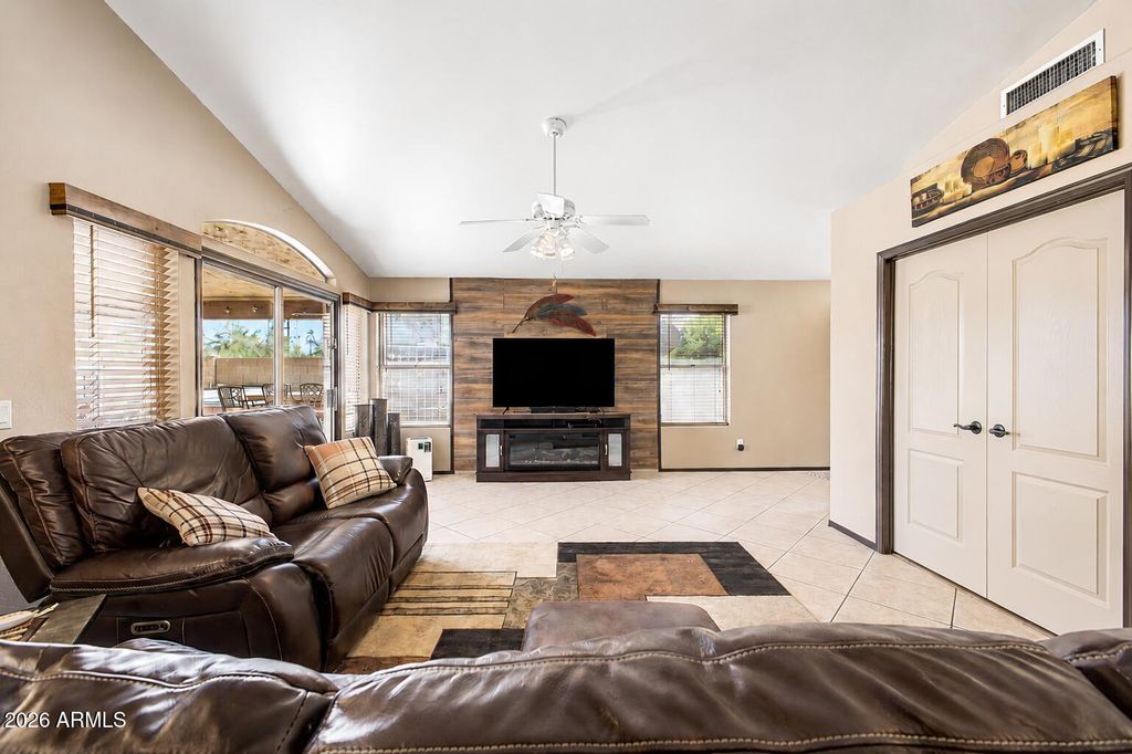 102 W MORROW Drive, Phoenix, AZ 85027 — photo 2