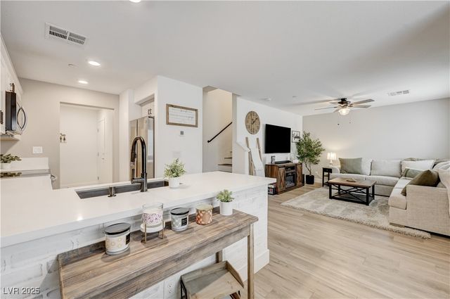 12106 Azure Gate Road 3, Las Vegas, NV 89183