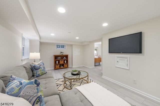 30 Edgewood Rd, Chatham Boro, NJ 07928