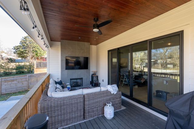 560 Highcrest Dr, Nashville, TN 37211