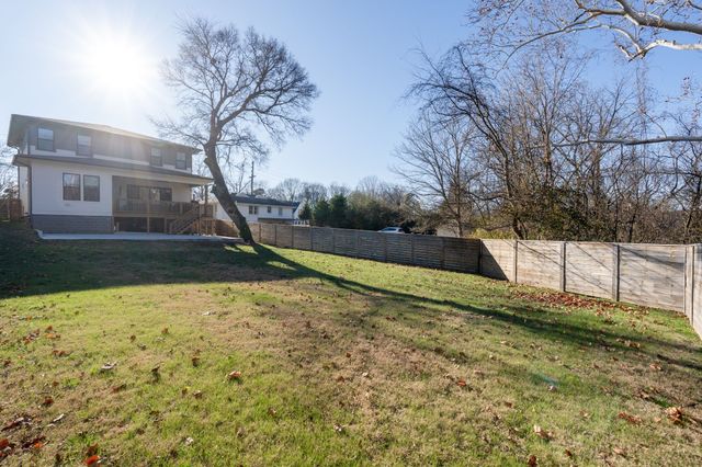 560 Highcrest Dr, Nashville, TN 37211