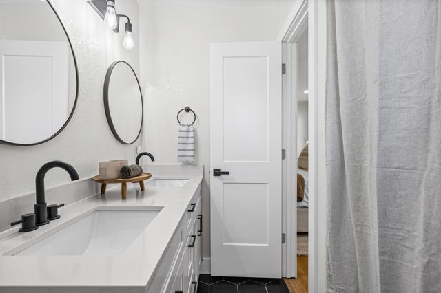 20811 Trapper LN, Lago Vista, TX 78645