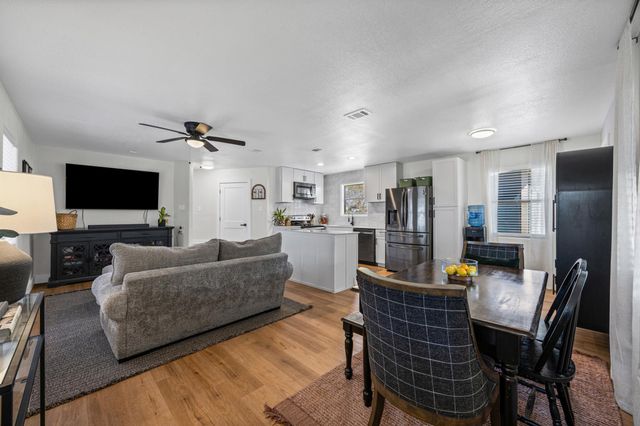 20811 Trapper LN, Lago Vista, TX 78645