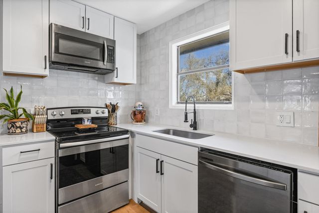 20811 Trapper LN, Lago Vista, TX 78645