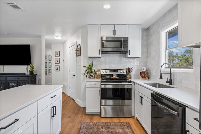 20811 Trapper LN, Lago Vista, TX 78645