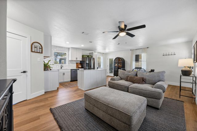 20811 Trapper LN, Lago Vista, TX 78645