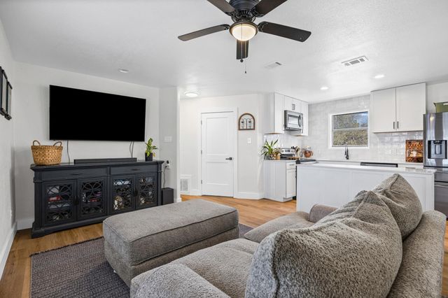 20811 Trapper LN, Lago Vista, TX 78645