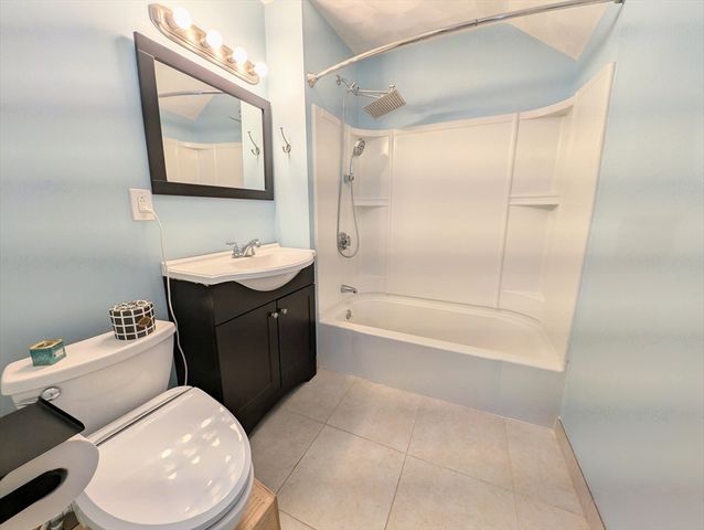 35 Francis St, Everett, MA 02149