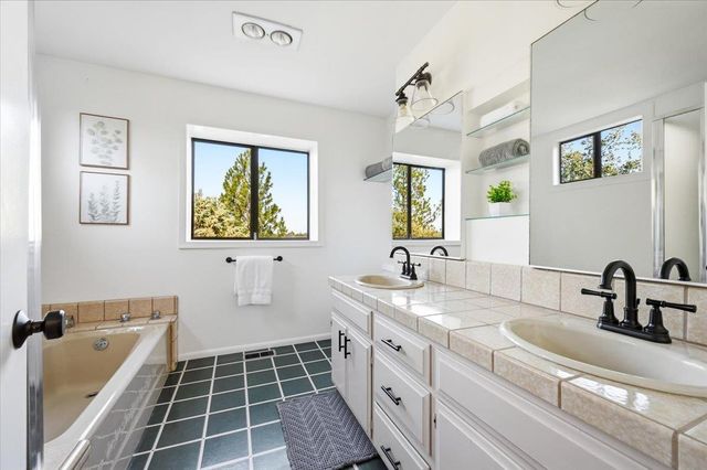 12524 Jayhawk Ct, Penn Valley, CA 95946