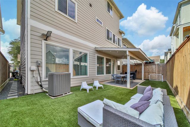 8710 Strongoak Lane, Houston, TX 77055