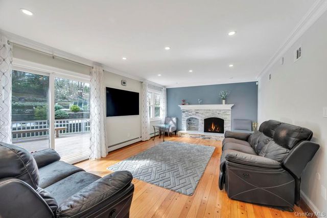 10 Hunting Hill Road, Woodbury, NY 11797