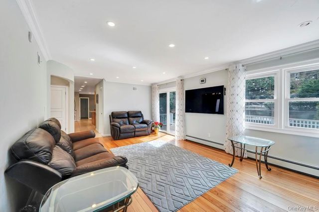 10 Hunting Hill Road, Woodbury, NY 11797