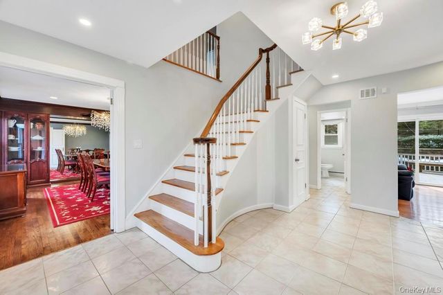 10 Hunting Hill Road, Woodbury, NY 11797