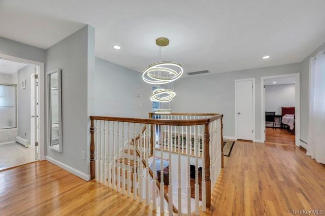 10 Hunting Hill Road, Woodbury, NY 11797