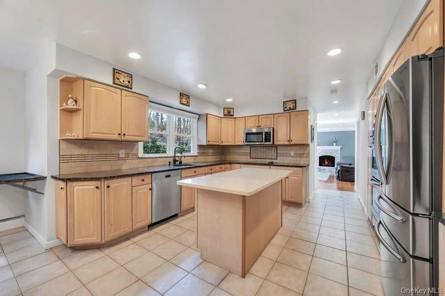 10 Hunting Hill Road, Woodbury, NY 11797