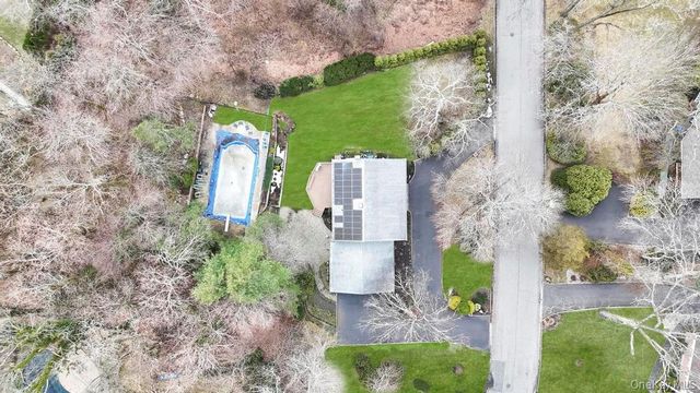 10 Hunting Hill Road, Woodbury, NY 11797