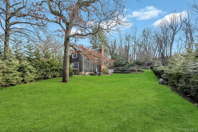 10 Hunting Hill Road, Woodbury, NY 11797